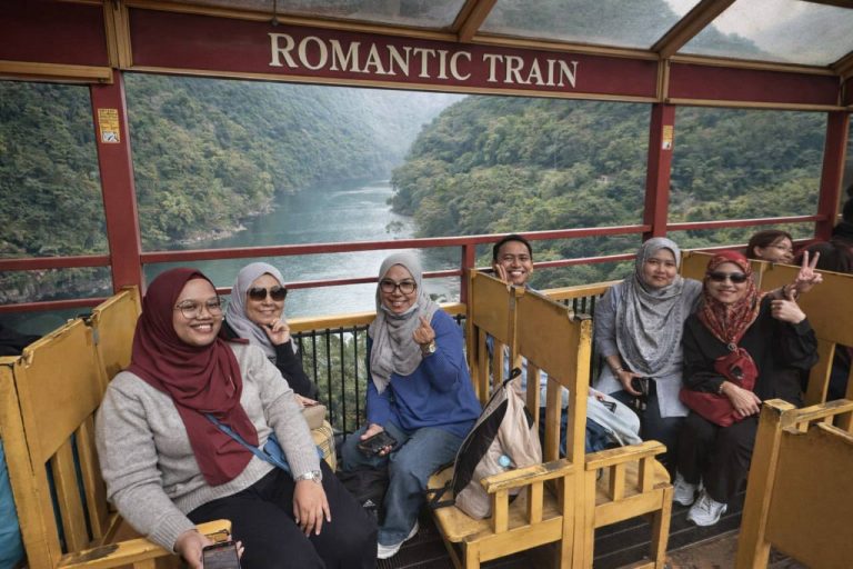 ROMANTIC TRAIN